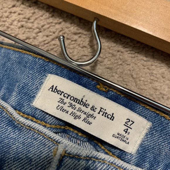 Abercrombie & Fitch Light Wash Ripped Ultra High Rise 90s Straight Jean Size 27 - Picture 4 of 4